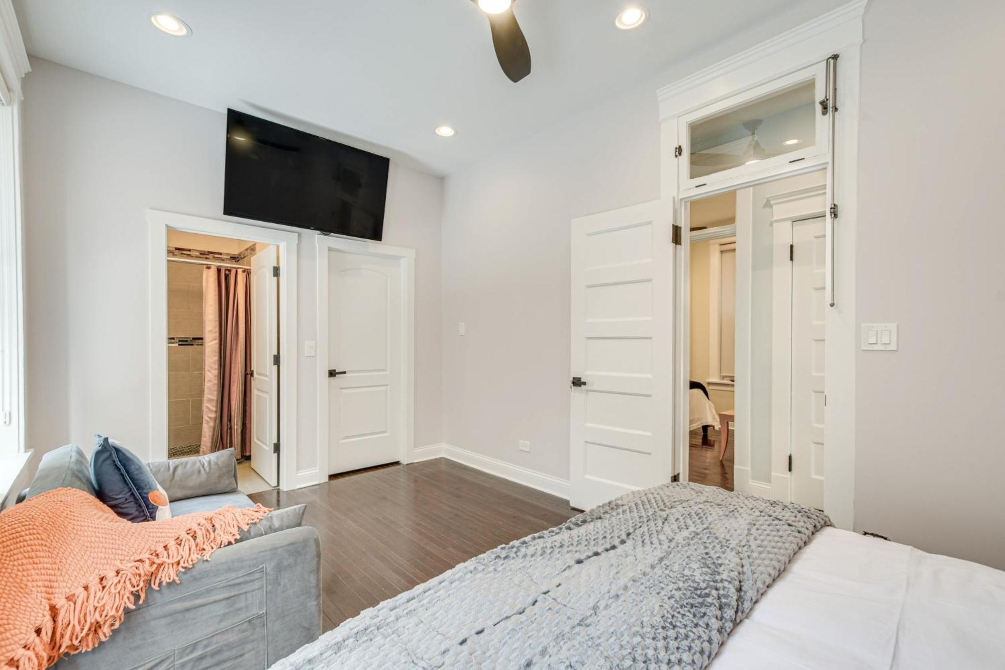 Spacious Condo With Deck About 3 Mi To Downtown Chicago! Exterior photo