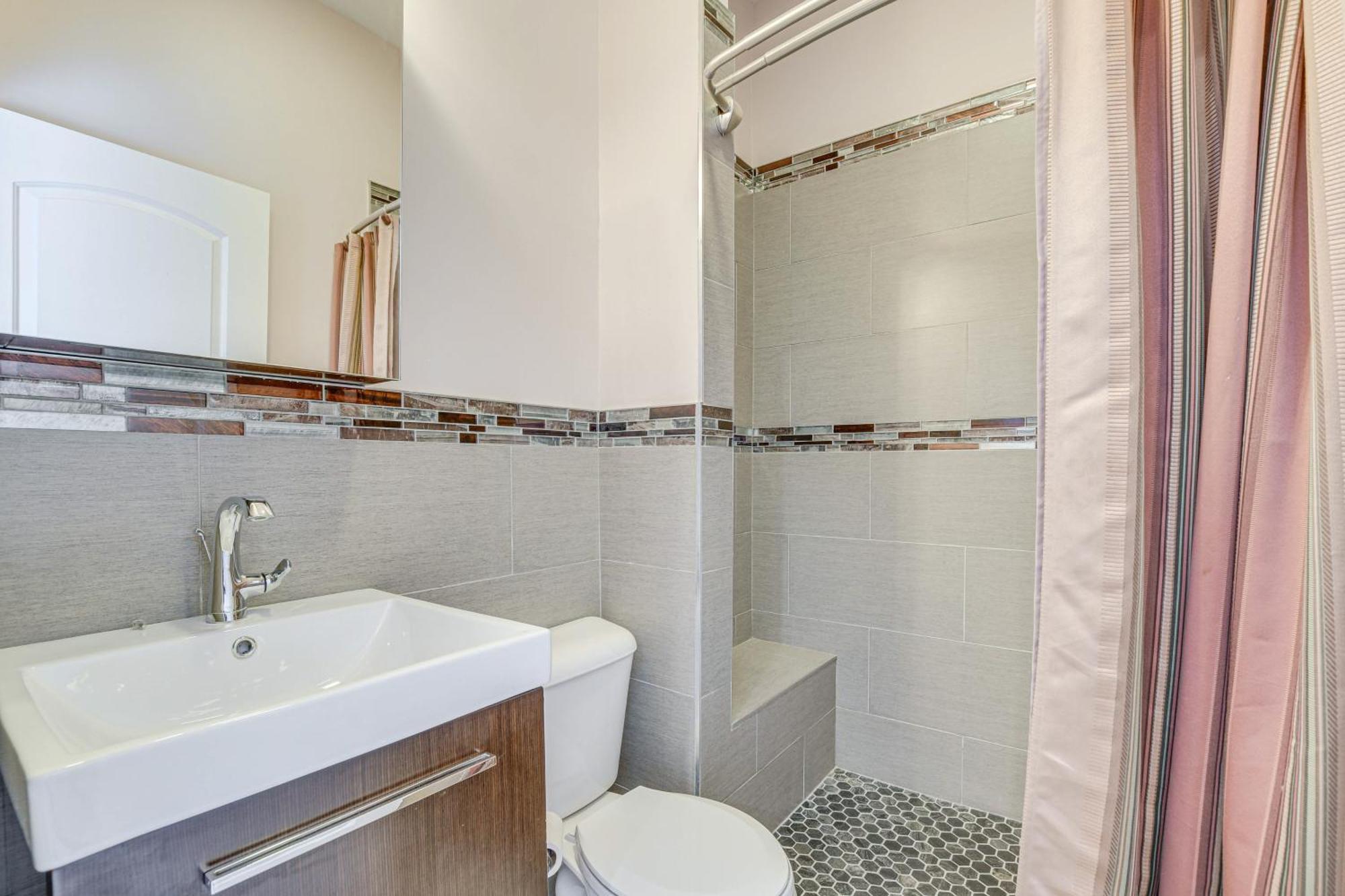 Spacious Condo With Deck About 3 Mi To Downtown Chicago! Exterior photo